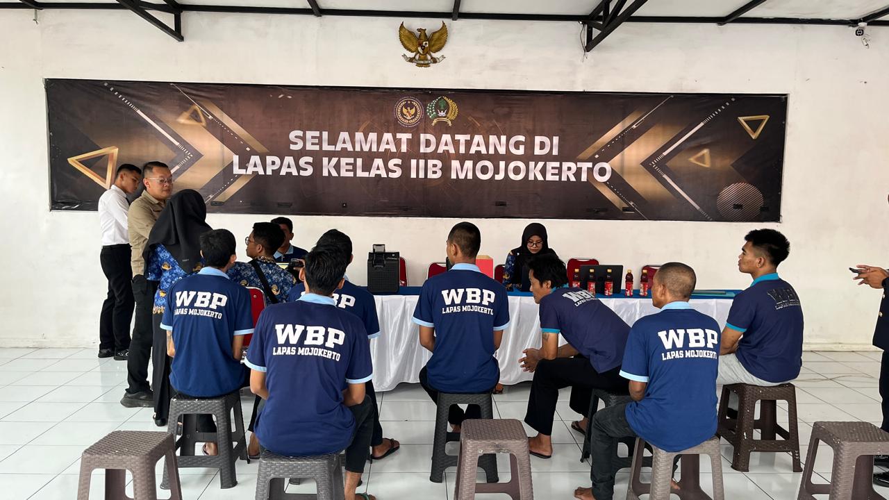 Penuhi Hak Adminduk Warga Binaan, Dispendukcapil Kabupaten Mojokerto Gelar Perekaman KTP-el di Lapas Kelas IIB Mojokerto